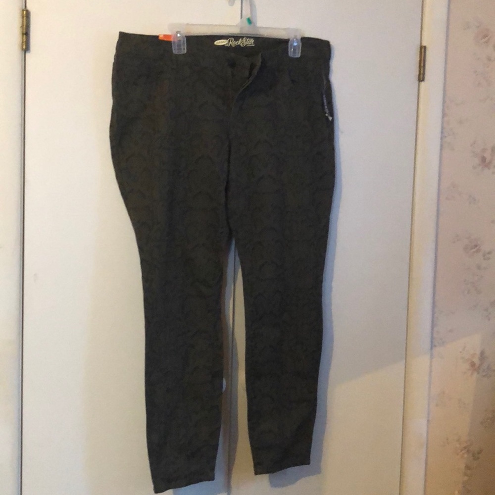 Snakeprint Old Navy Rockstar jeans NWT Size 18